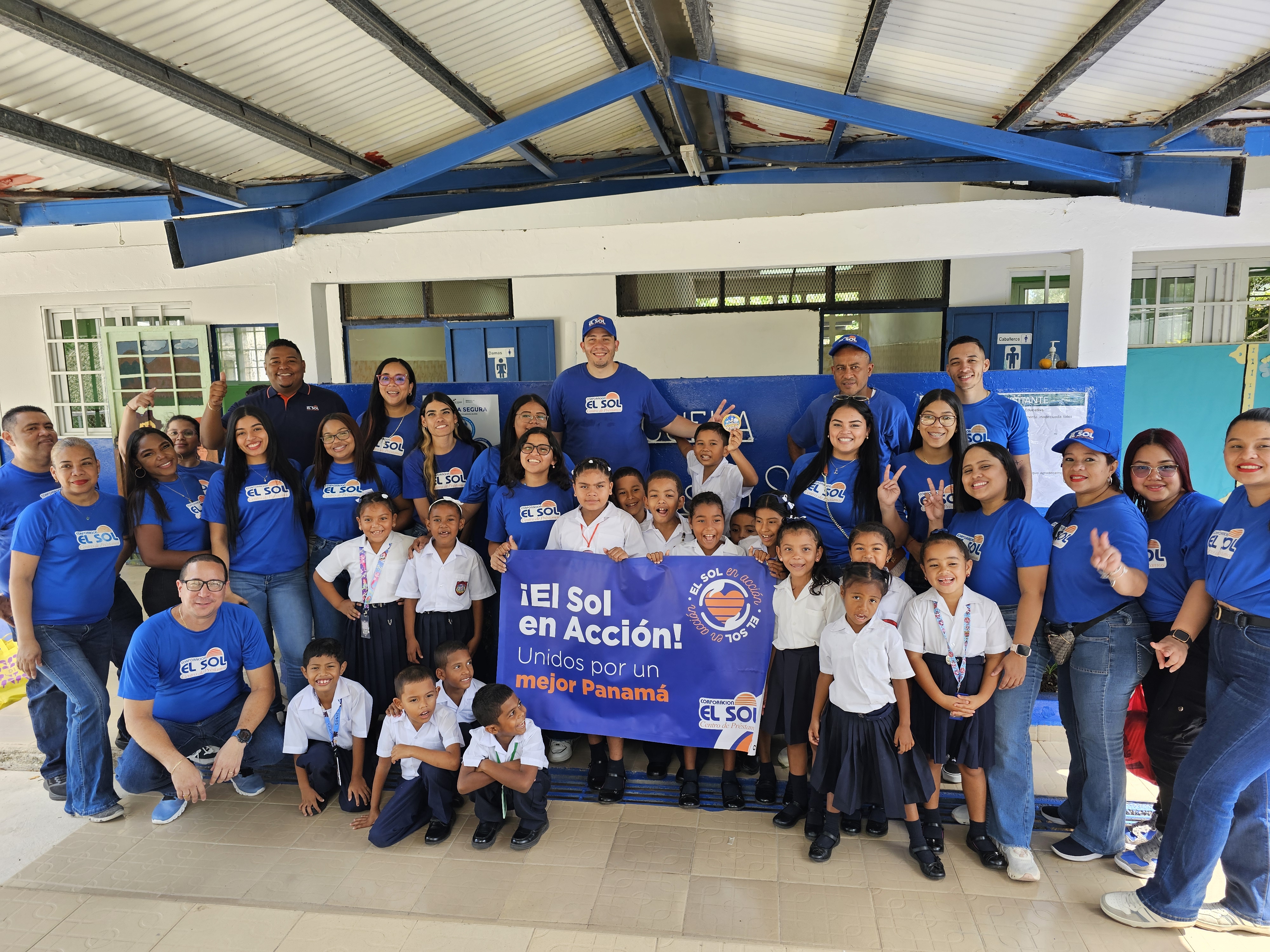 El Sol entrega útiles escolares en la Escuela Dr. Augusto Samuel Boyd
